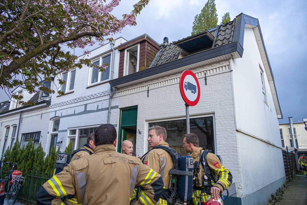 Brandweer redt hond bij woningbrand