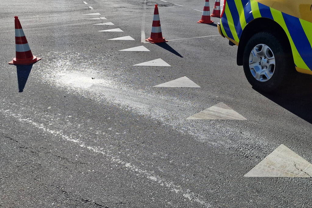 Weg volledig dicht door verloren lading
