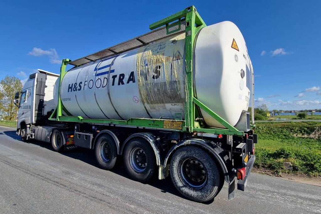 Weg volledig dicht door verloren lading