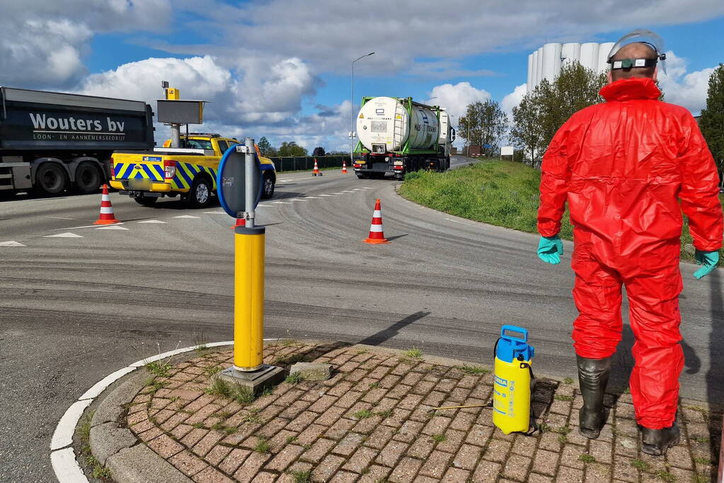 Weg volledig dicht door verloren lading