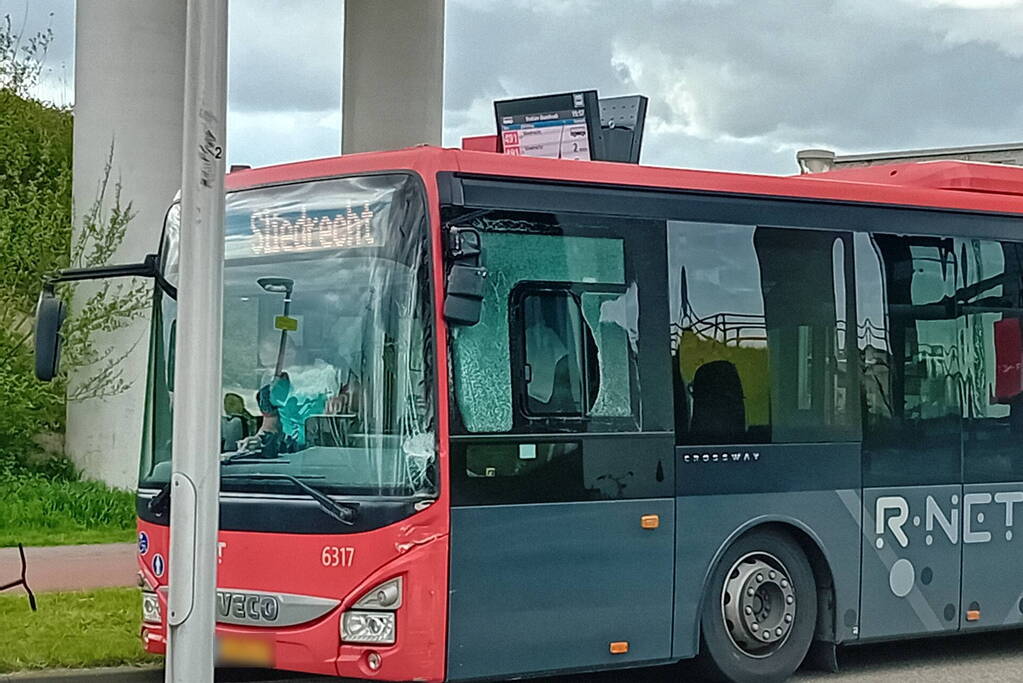 Lijnbus en ambulance botsen op elkaar