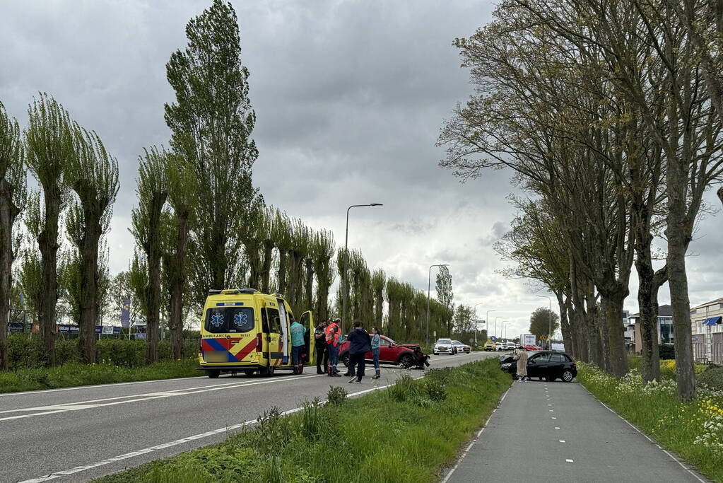 Auto's fiks beschadigd bij frontale aanrijding