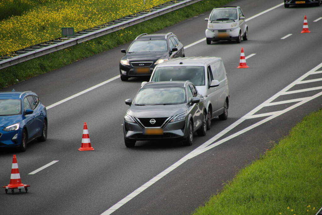 Bestelbus klapt achterop personenauto