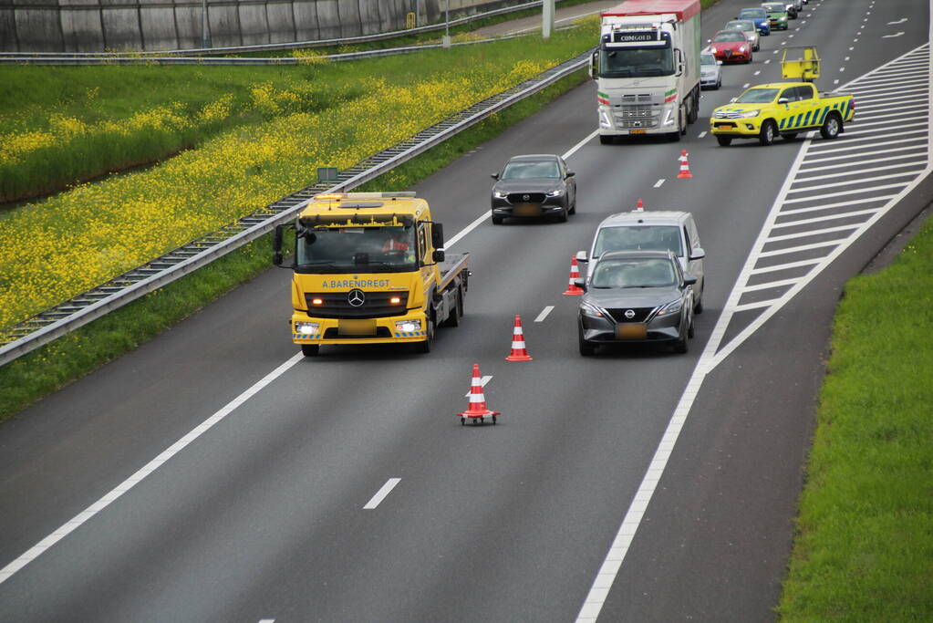 Bestelbus klapt achterop personenauto