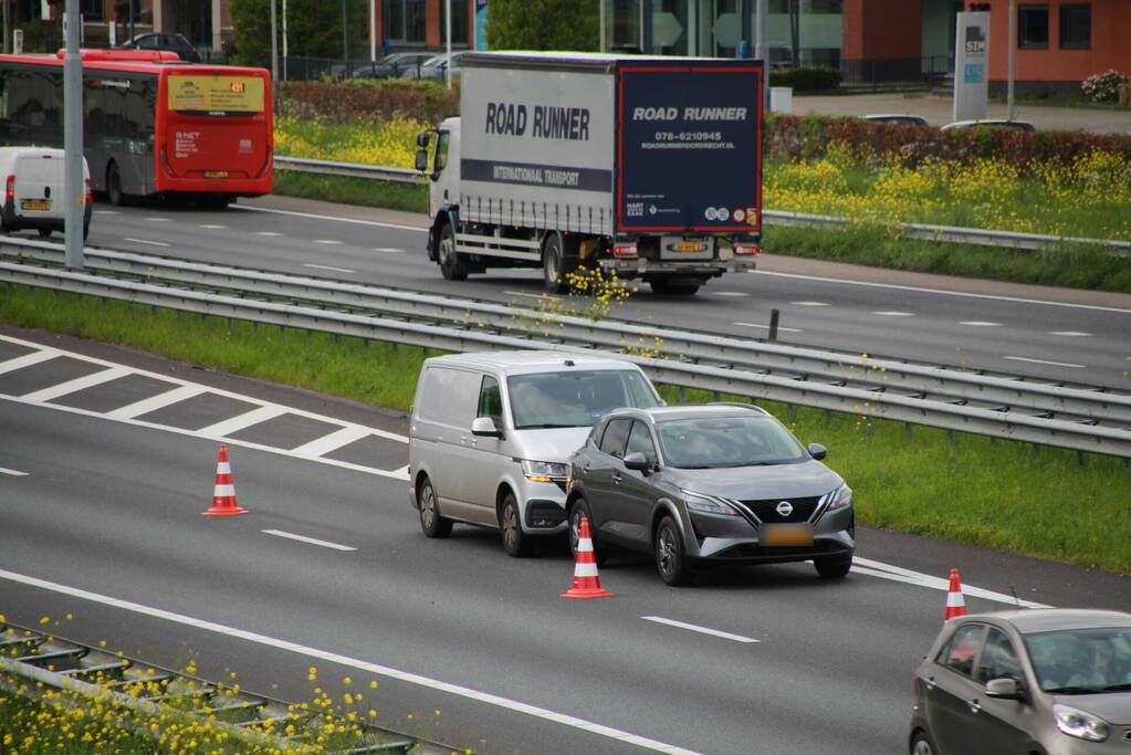 Bestelbus klapt achterop personenauto