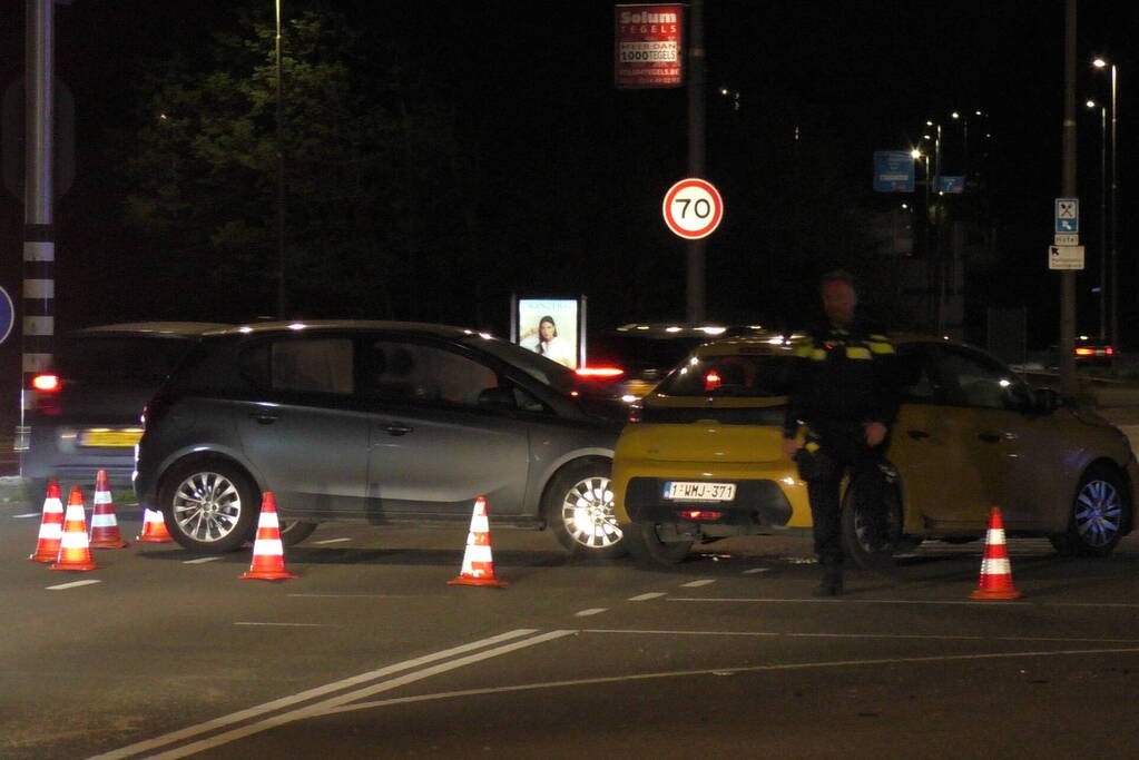 Personenauto's in botsing op kruising