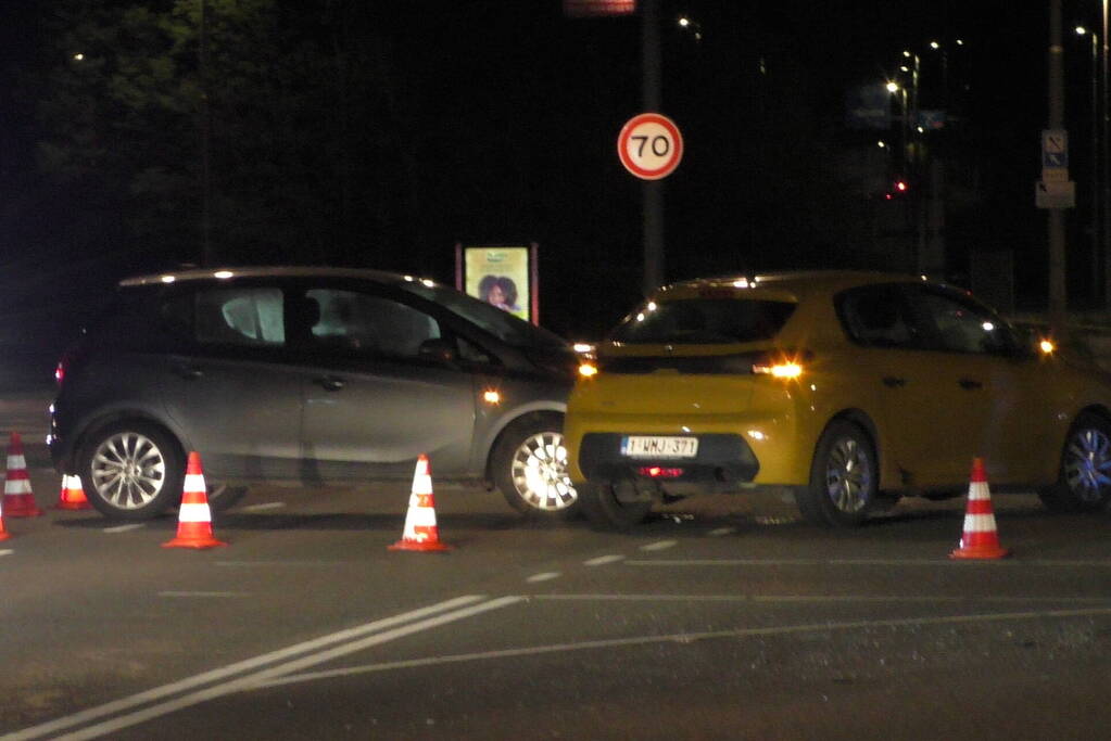 Personenauto's in botsing op kruising