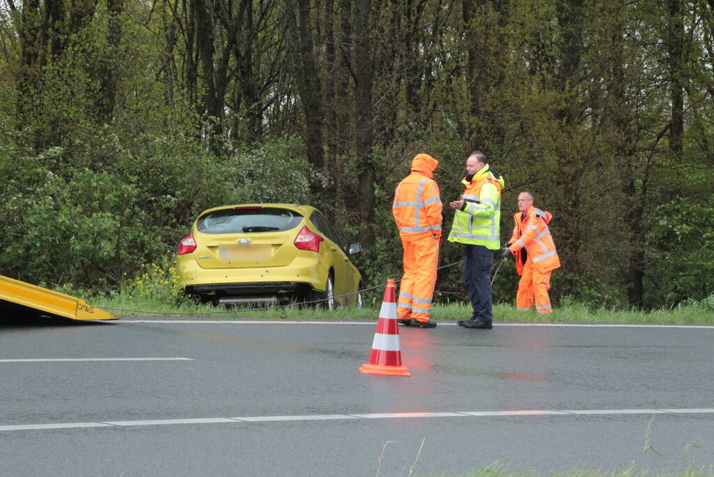 Automobilist belandt in bosschages naast afrit