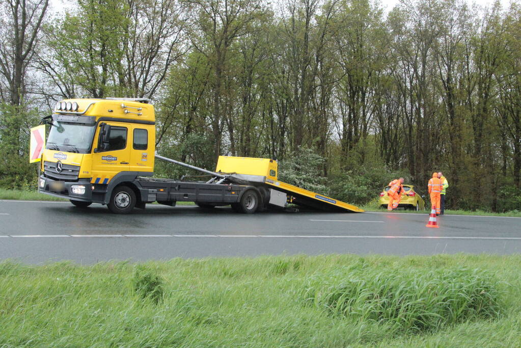Automobilist belandt in bosschages naast afrit