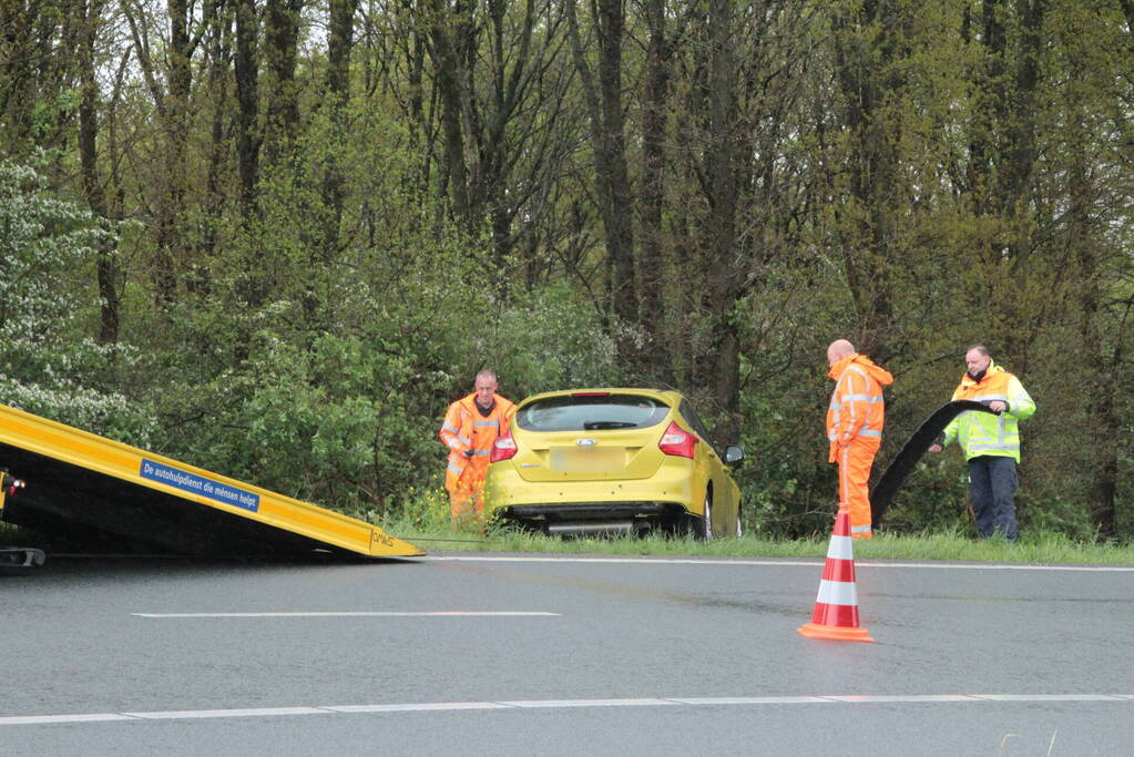 Automobilist belandt in bosschages naast afrit