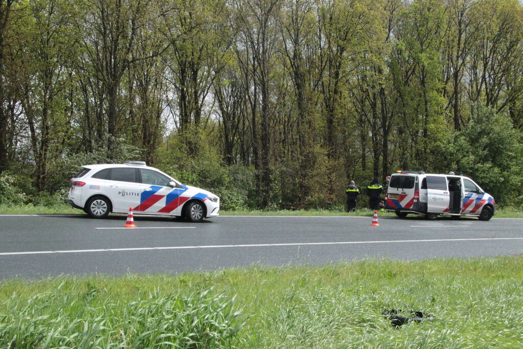 Automobilist belandt in bosschages naast afrit