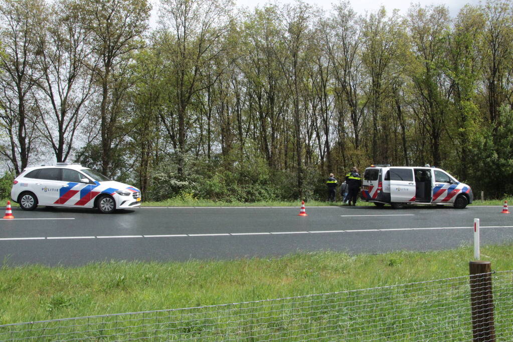 Automobilist belandt in bosschages naast afrit