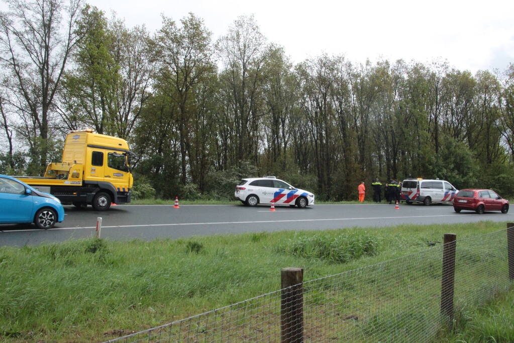 Automobilist belandt in bosschages naast afrit