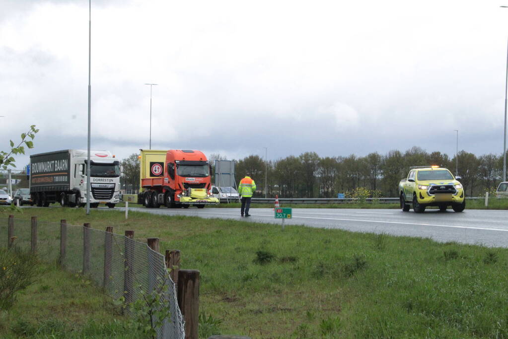 Automobilist belandt in bosschages naast afrit