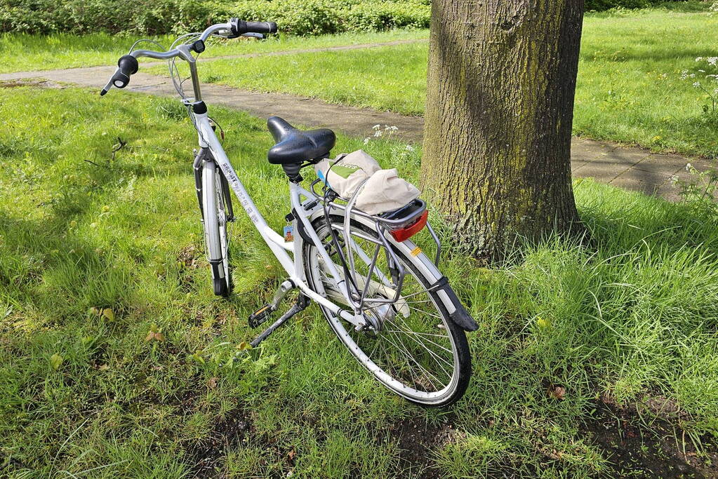 Fietser en automobilist in botsing op rotonde