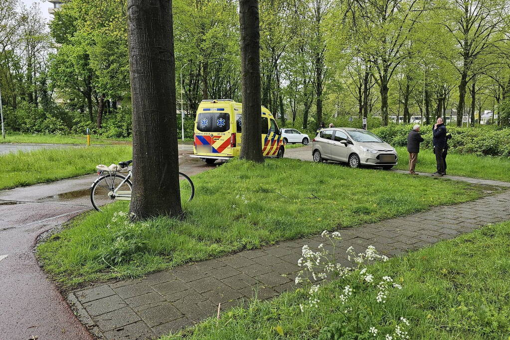 Fietser en automobilist in botsing op rotonde