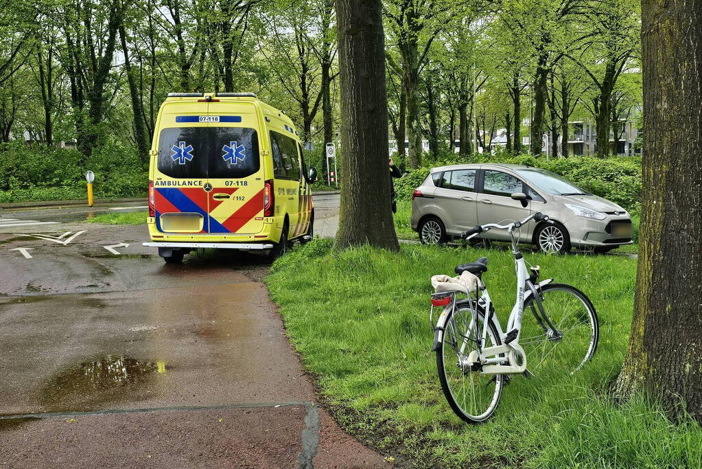 Fietser en automobilist in botsing op rotonde