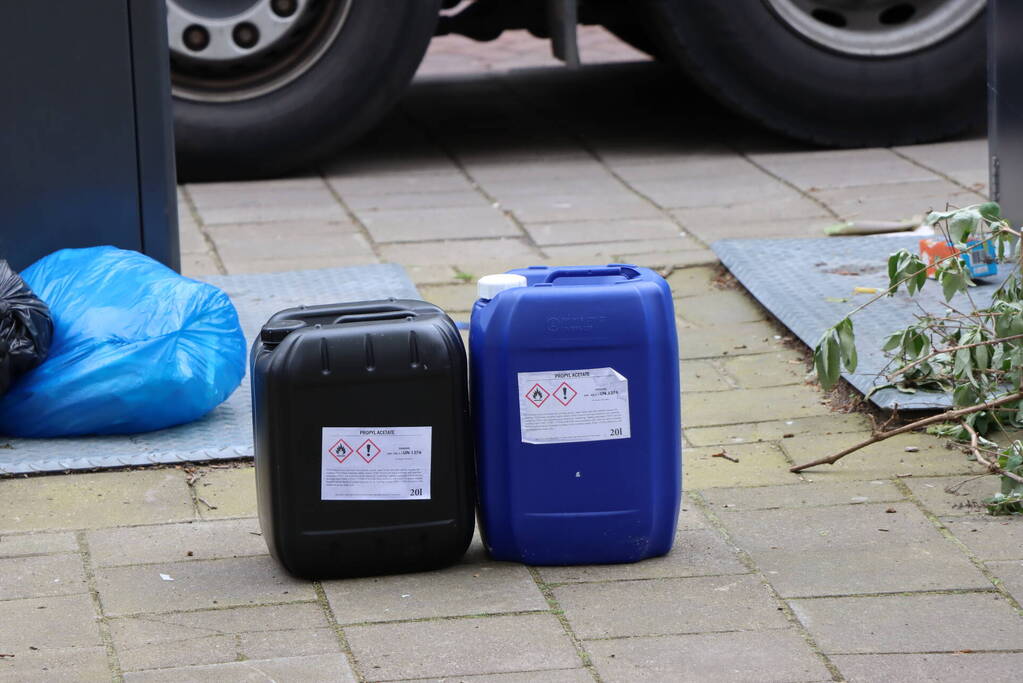 Ruim 500 jerrycans met drugsafval gevonden in ondergrondse containers