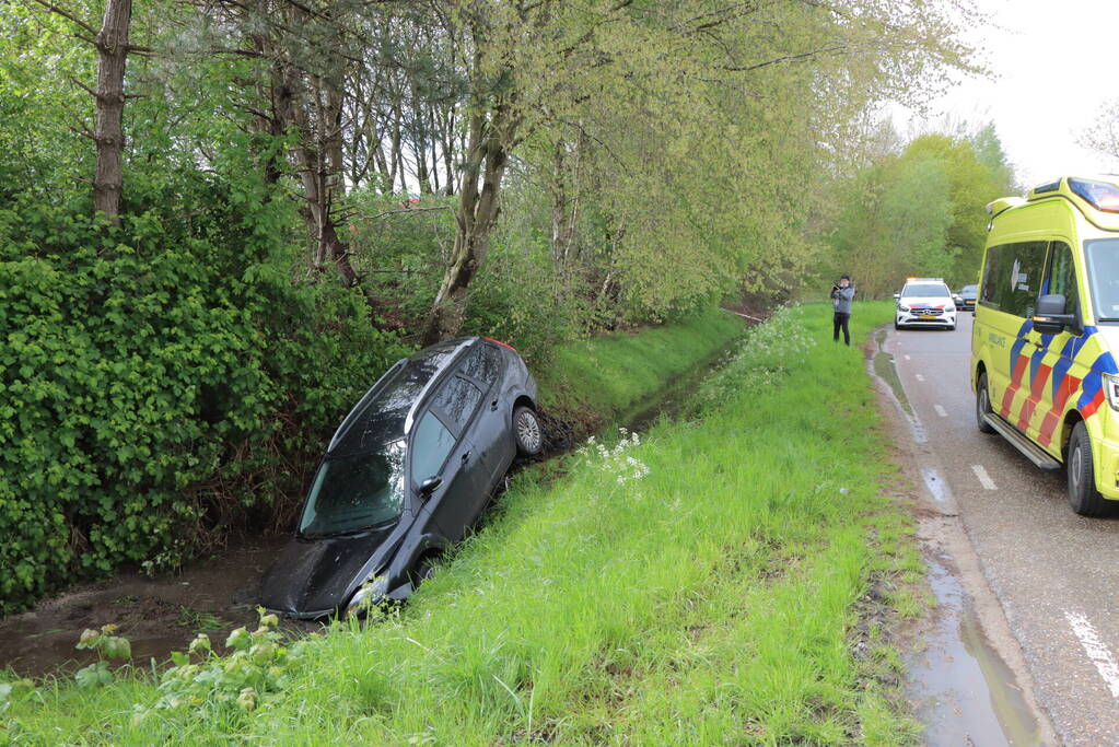 Twee gewonden nadat auto in sloot belandt