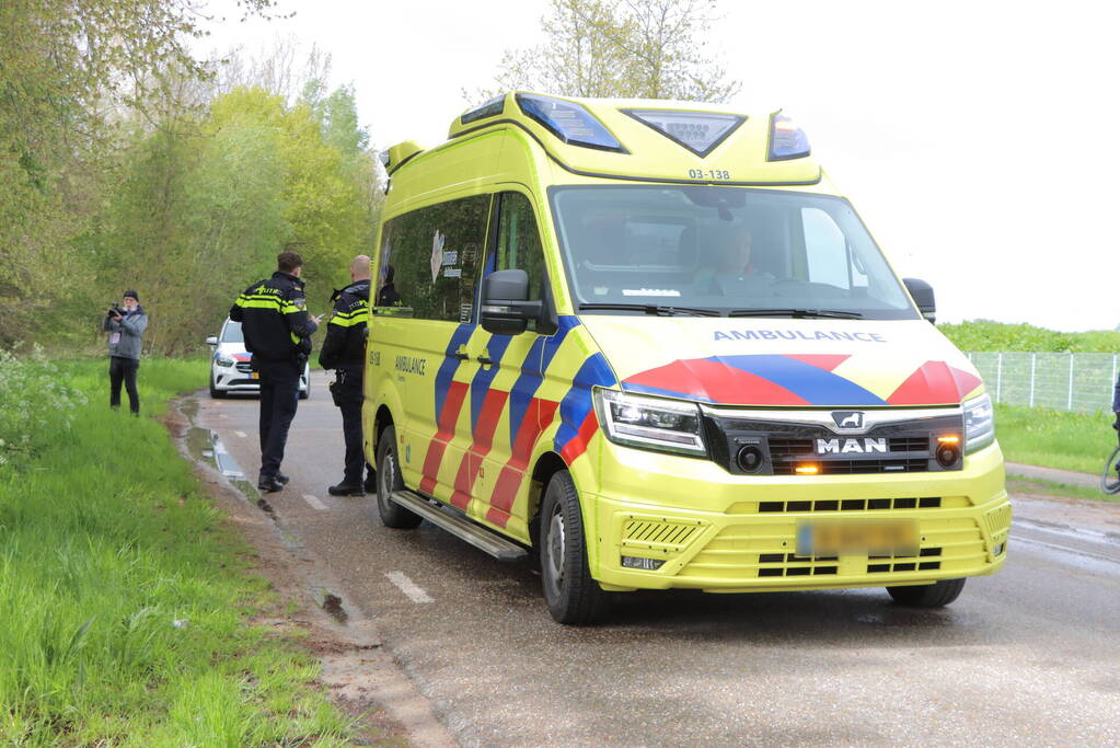 Twee gewonden nadat auto in sloot belandt