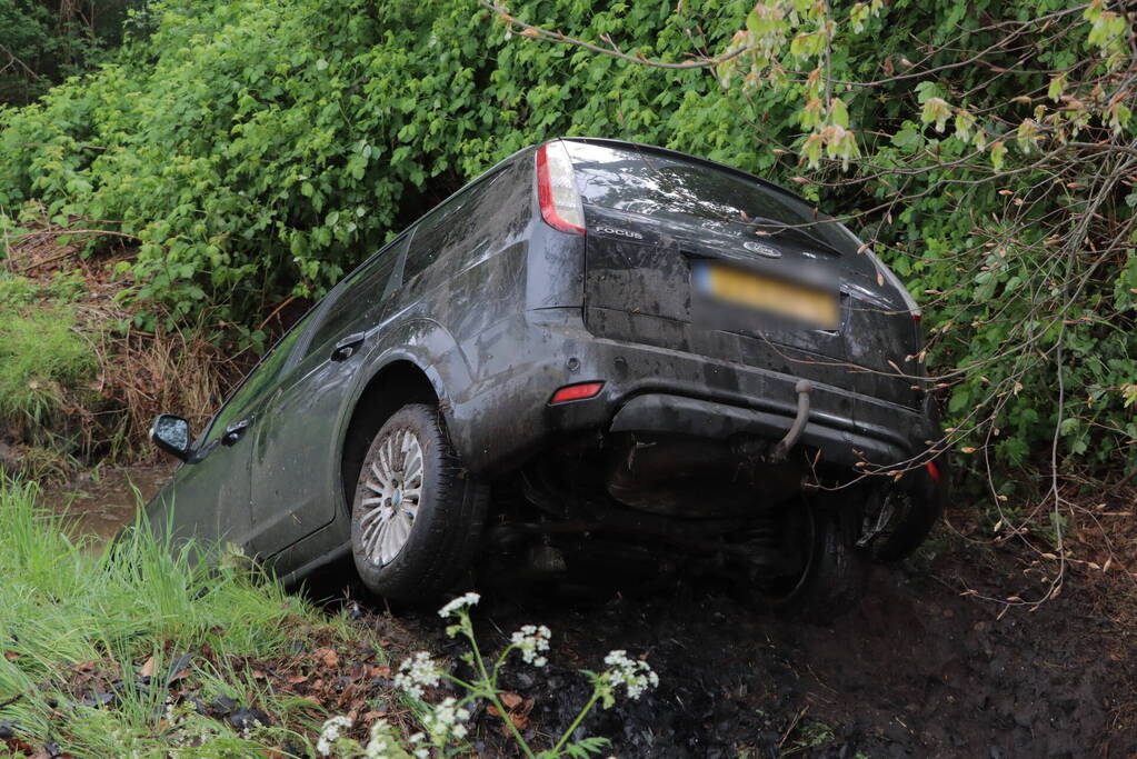 Twee gewonden nadat auto in sloot belandt
