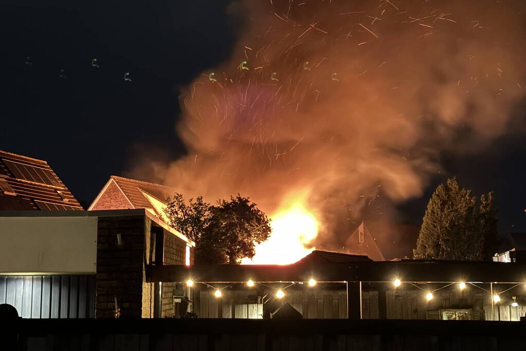Metershoge vlammen slaan uit achtertuin