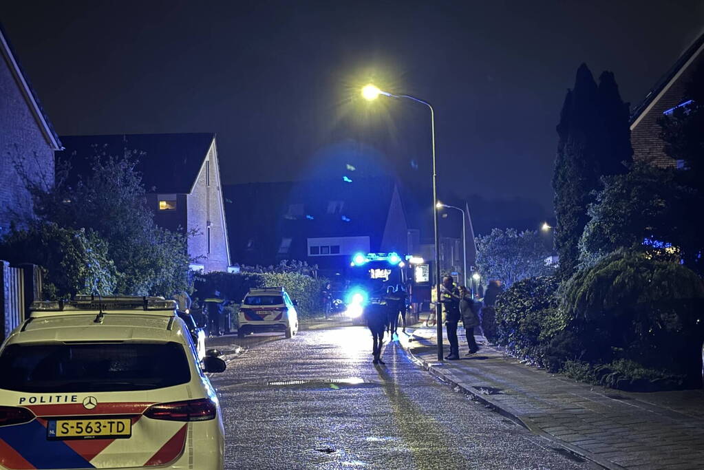 Metershoge vlammen slaan uit achtertuin