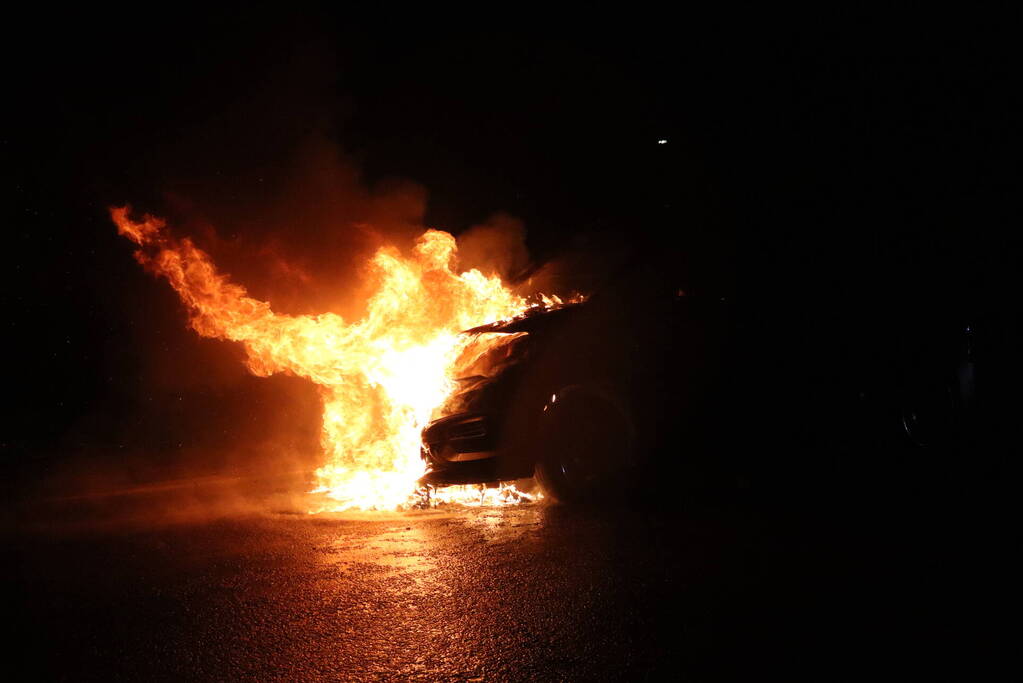 Metershoge vlammen slaan uit bestelbus, brandstichting niet uitgesloten