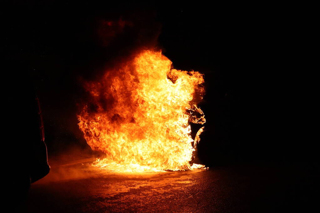 Metershoge vlammen slaan uit bestelbus, brandstichting niet uitgesloten