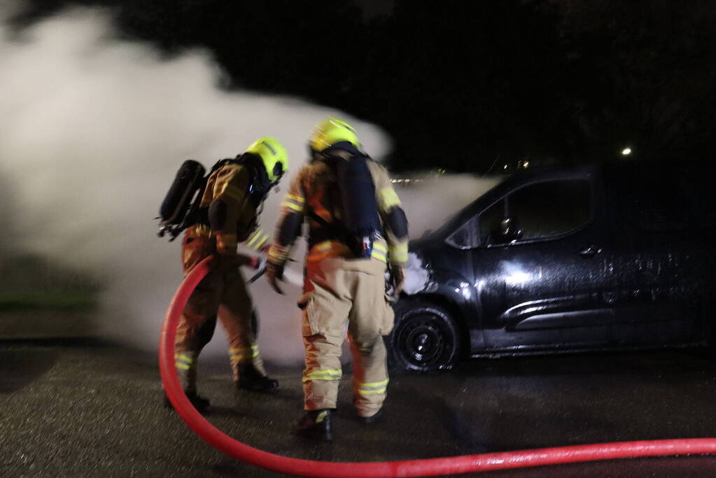 Metershoge vlammen slaan uit bestelbus, brandstichting niet uitgesloten