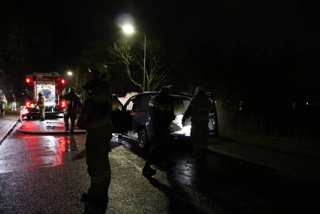 Metershoge vlammen slaan uit bestelbus, brandstichting niet uitgesloten