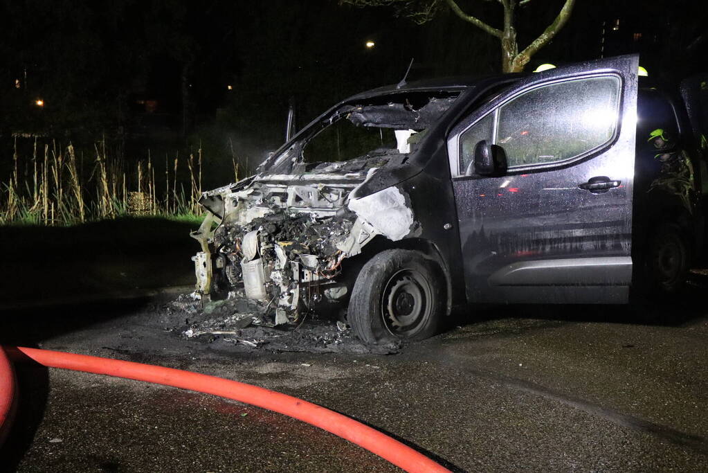 Metershoge vlammen slaan uit bestelbus, brandstichting niet uitgesloten