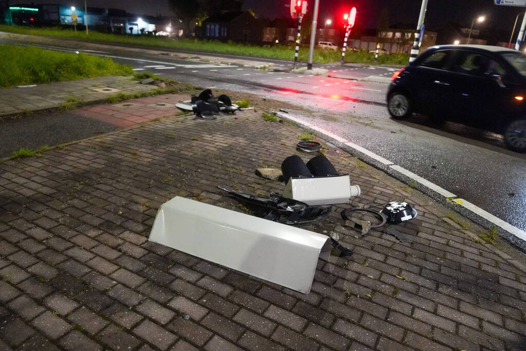 Bestelauto rijdt verkeerslicht uit de grond