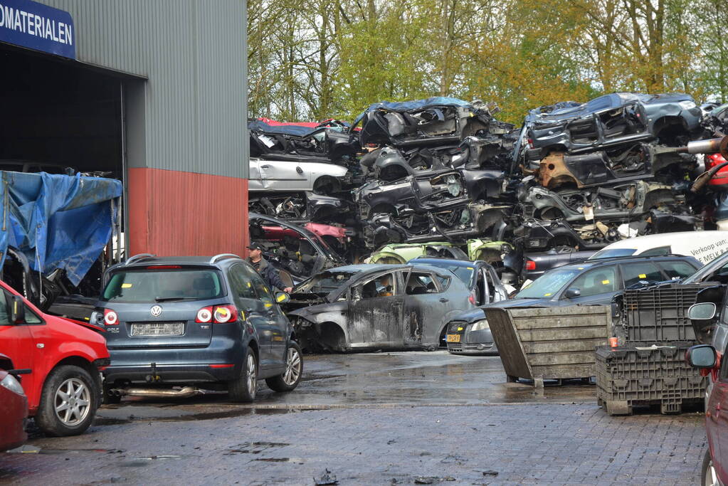 Auto vat vlam in loods van bedrijf