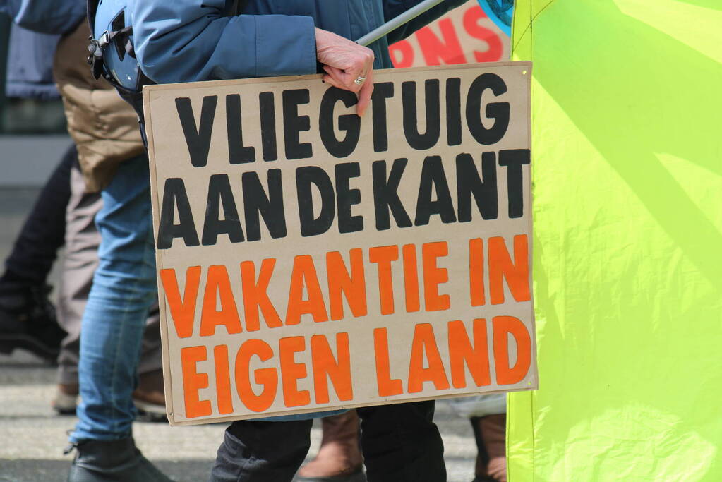 Demonstratie van Extinction Rebellion bij vliegveld
