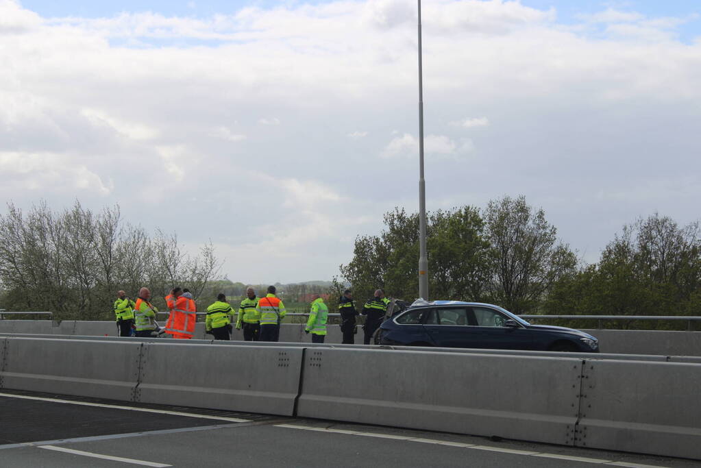 Vrachtwagen botst achterop personenauto