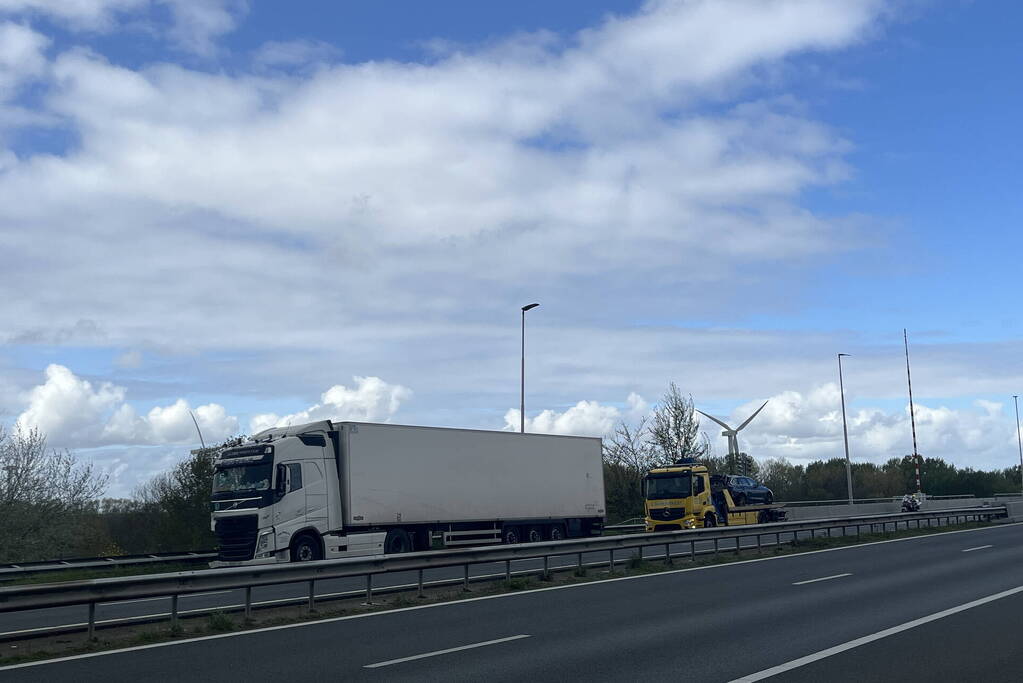 Vrachtwagen botst achterop personenauto