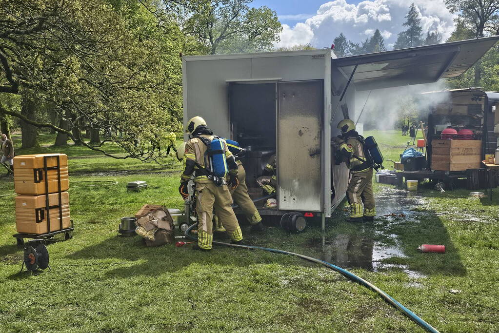 Frietkraam op evenement terrein zwart geblakerd na brand