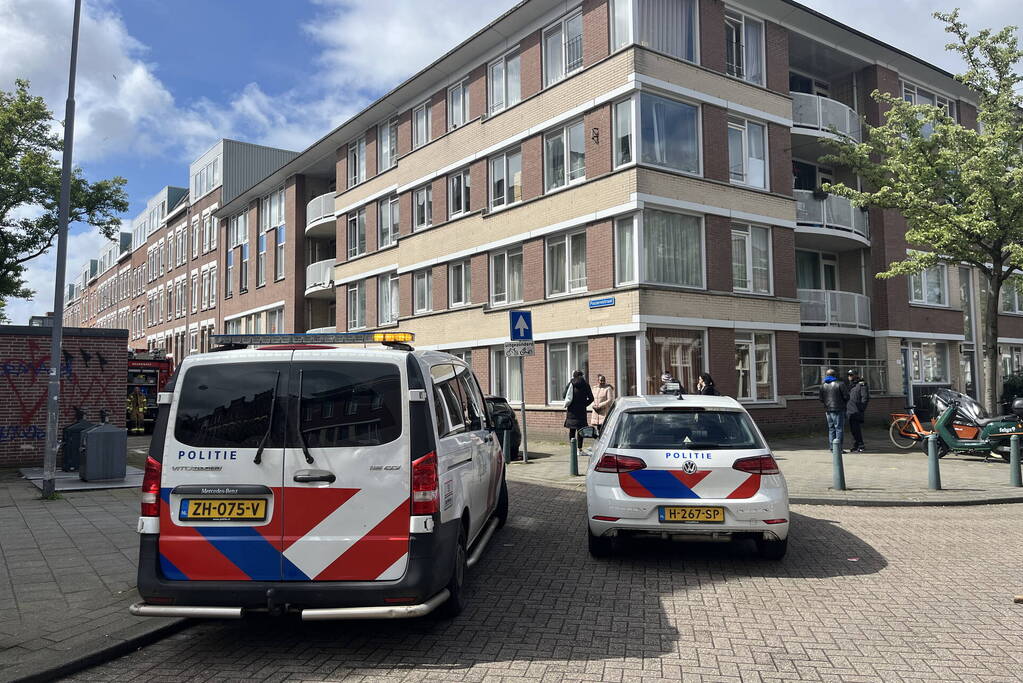 Brandweer haalt persoon uit brandende woning