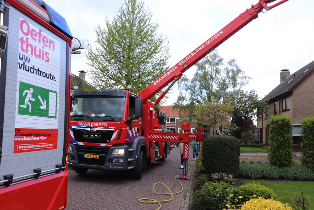 Vlammen slaan uit schoorsteen