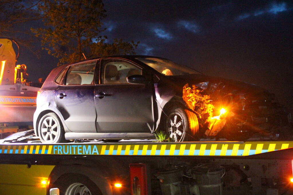 Auto belandt op op zijn kant op provinciale weg