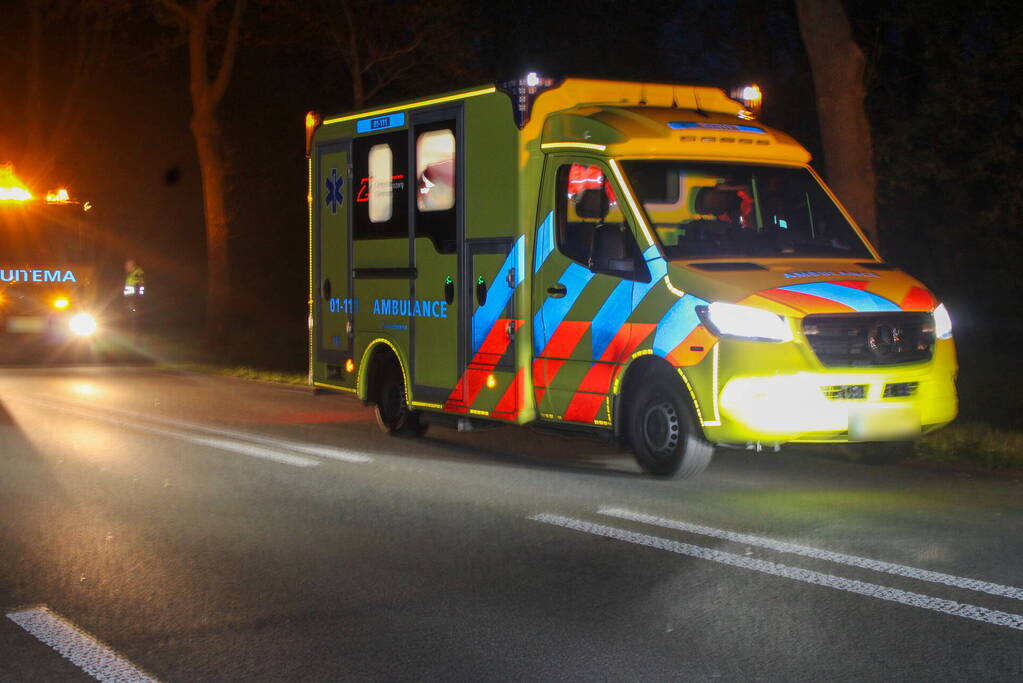 Auto belandt op op zijn kant op provinciale weg