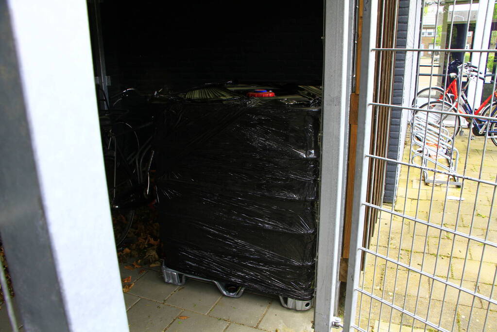 Brandweer verricht metingen in fietsenhok