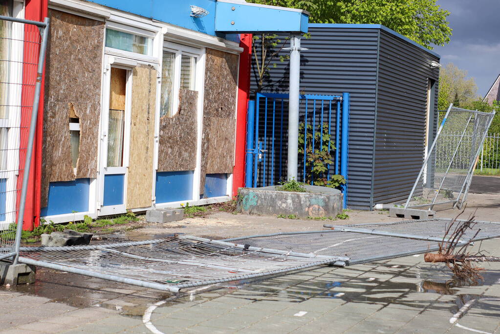 Brandweer blust brandende boom