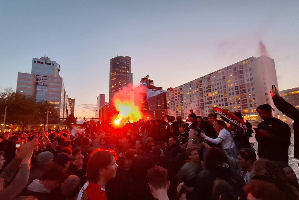 Feyenoord fans vieren feest bij fontein na winnen bekerfinale