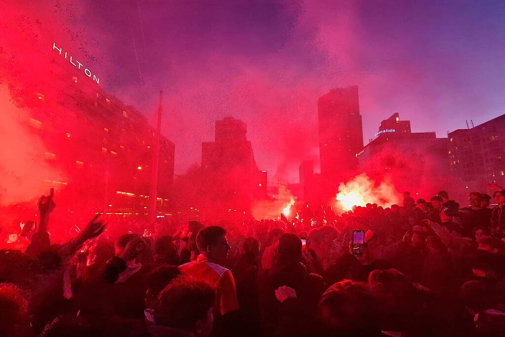 Feyenoord fans vieren feest bij fontein na winnen bekerfinale