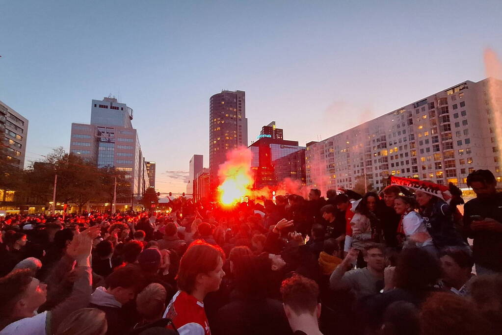 Feyenoord fans vieren feest bij fontein na winnen bekerfinale