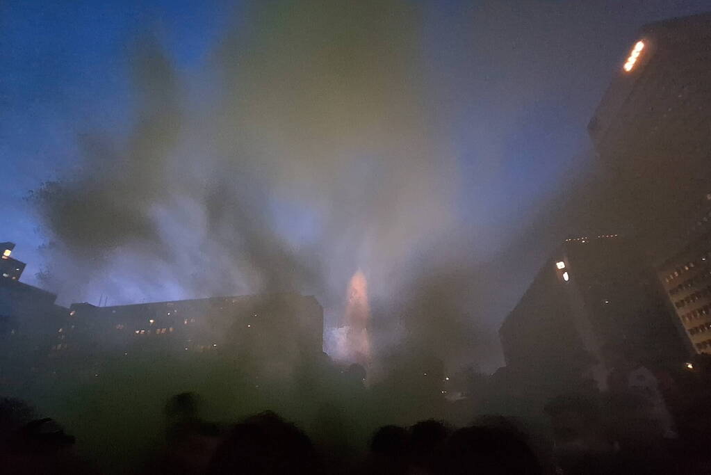 Feyenoord fans vieren feest bij fontein na winnen bekerfinale