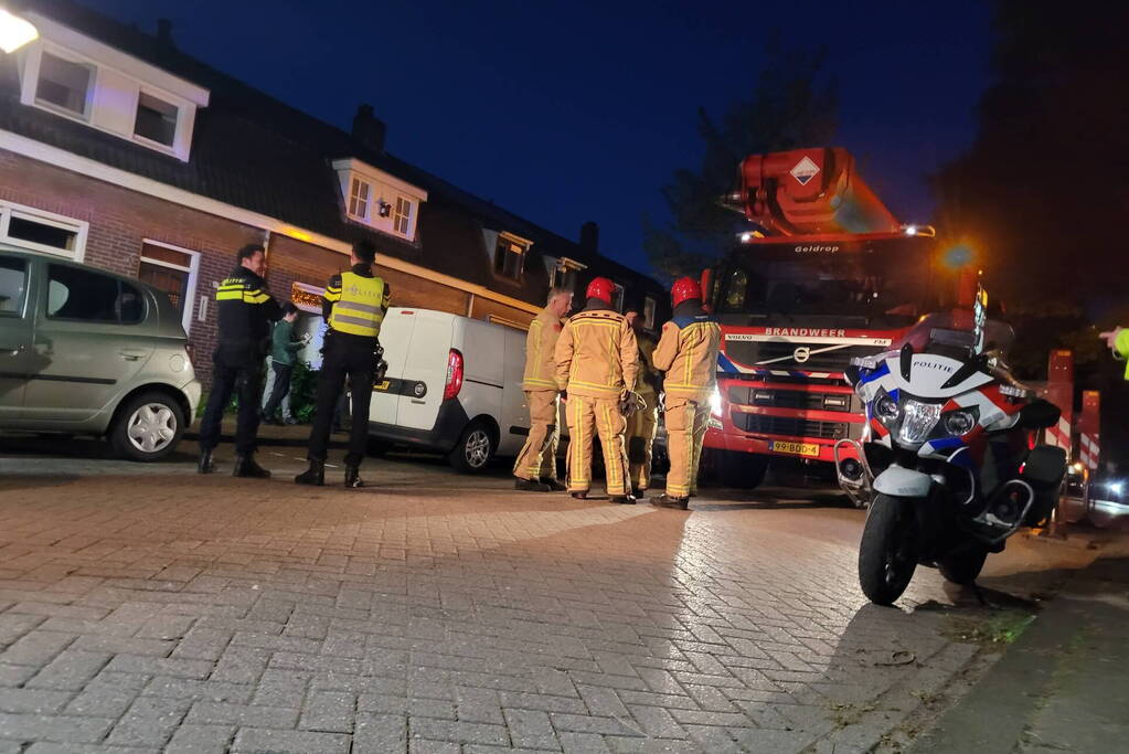 Brandweer veegt schoorsteen na schoorsteenbrand