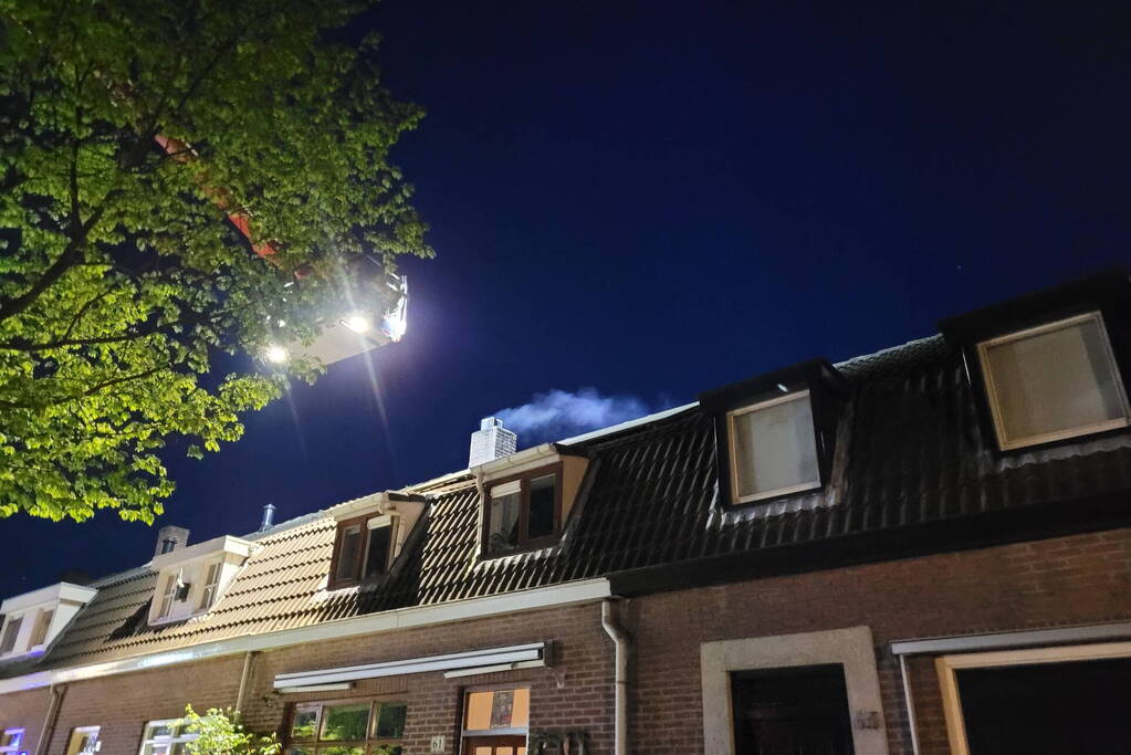 Brandweer veegt schoorsteen na schoorsteenbrand